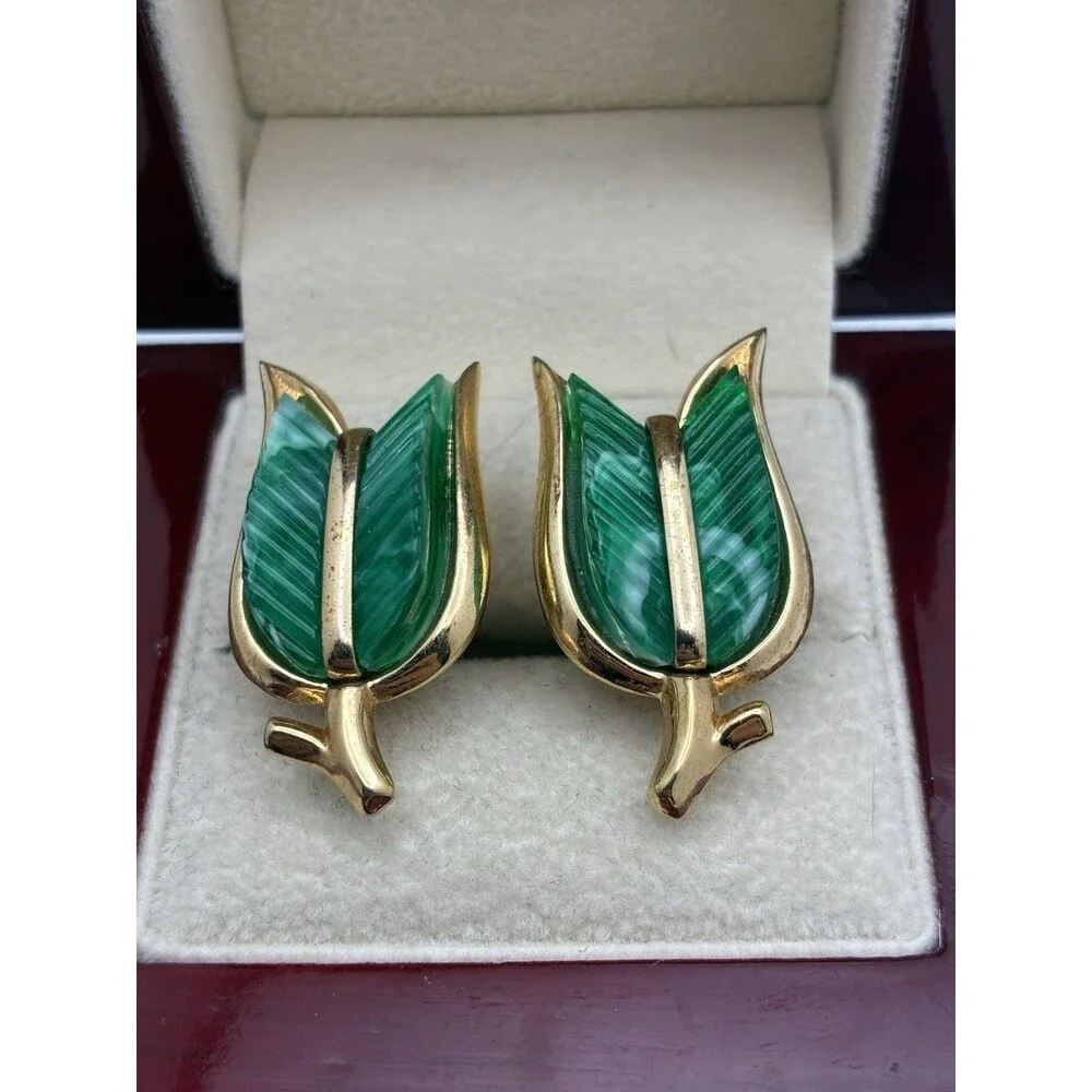 Vintage Crown Trifari Gold Tone Faux Malachite Clip On Earrings 1.1/4 X 0.5/8”